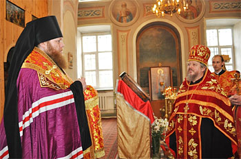 на Патриаршем Подворье в храме святителя Николая Мирликийского состоялась Пасхальная встреча дирекций, педагогов, родителей и воспитанников православных столичных школ, которую возглавил викарий Патриарха Московского и всея Руси Преосвященный Епископ Воскресенский Савва